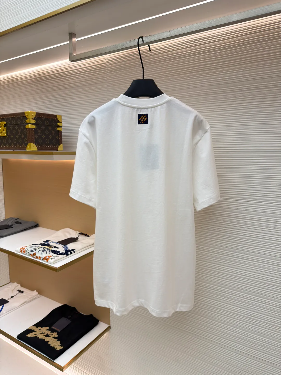 LOUIS VUITTON round neck short sleeves with hand-printed embroidery ●Original version: Purchased and developed at 9749 ●Item number: 1681489-X95 ●Material: long-staple cotton ●Technology: embroidery production ●Color: white ●Type: fitted version ●Weight: about 285 grams ●Size: S-M-L-XL ●Description: This Louis Vuitton women's short-sleeved T-shirt is exquisitely crafted. The fabric is made of high-count combed cotton and has been treated with mercerization. It feels soft and skin-friendly and has a high-grade luster. The brand logo on the chest adopts three-dimensional embroidery technology. The embroidery thread is specially dyed and reinforced. During the embroidery process, precise computer positioning and manual trimming are combined to make the letters smooth and three-dimensional and full of texture. The ribbing technology on the neckline has been woven and shaped many times to fit the neck and not be easily deformed. The body adopts seamless splicing technology to reduce friction and improve wearing comfort. From fabric selection to detailed embroidery, every craftsmanship demonstrates the brand's exquisite control of simple items. The overall wiring is straight and delicate, the fabric is comfortable and soft, and the color is consistent without color difference. It can be matched with the same style to create a fashionable look and control various occasions. Customized accessories, complete with three standards, same style for men and women!